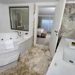 Wome Deluxe Hotel